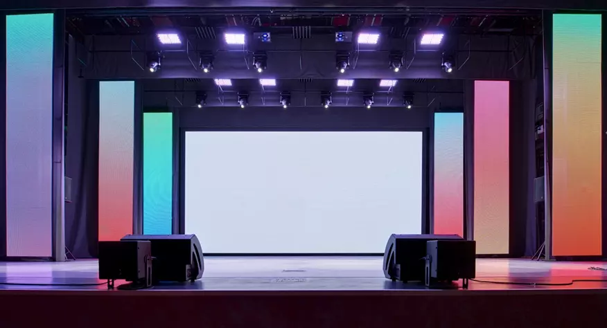 Técnico instalando pantalla LED en escenario