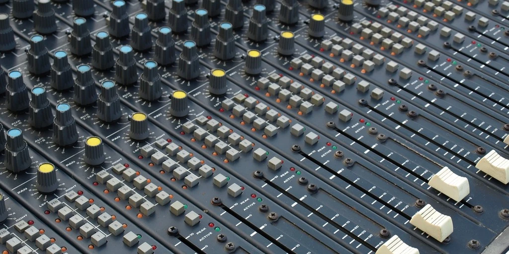 Ingeniero de sonido operando consola en vivo
